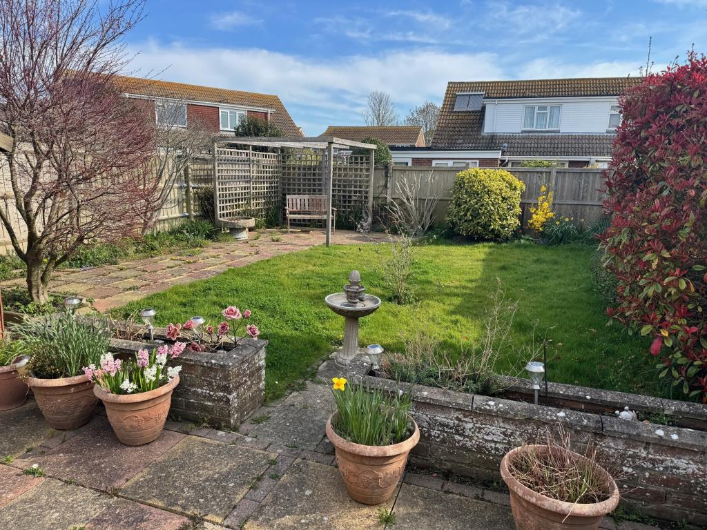Lot: 151 - TWO-BEDROOM BUNGALOW - Rear garden
